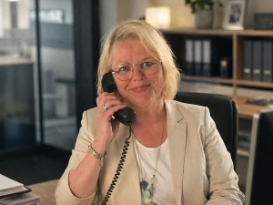 Brigitte Simmen im Büro